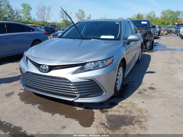 45009435 :رقم المزاد ، 4T1C11AK7MU561368 vin ، 2021 Toyota Camry Le مزاد بيع