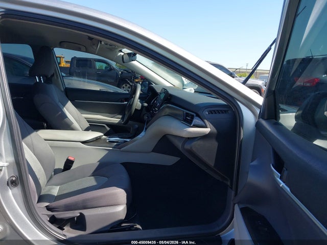 45009435 :رقم المزاد ، 4T1C11AK7MU561368 vin ، 2021 Toyota Camry Le مزاد بيع