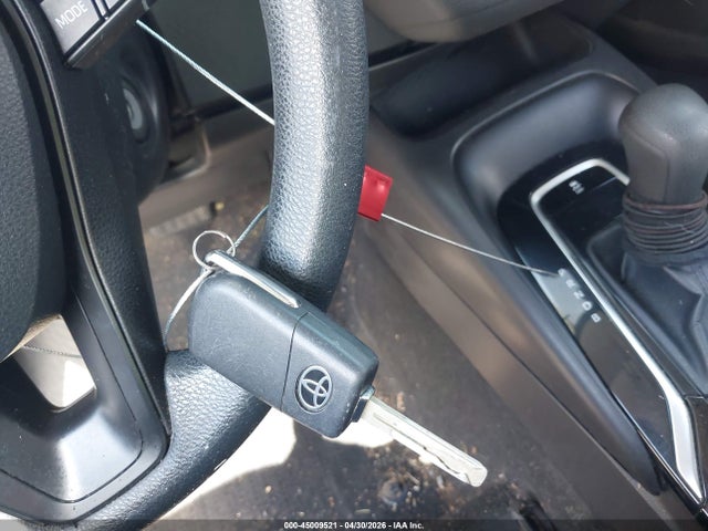 45009521 :رقم المزاد ، 5YFEPMAE8MP260225 vin ، 2021 Toyota Corolla Le مزاد بيع