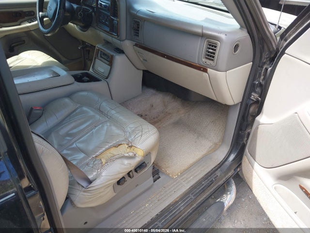 45010140 :رقم المزاد ، 3GNEC16T21G190022 vin ، 2001 Chevrolet Suburban 1500 Lt مزاد بيع