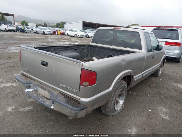 45011923 :رقم المزاد ، 1GCCS195318131213 vin ، 2001 Chevrolet S-10 Ls مزاد بيع