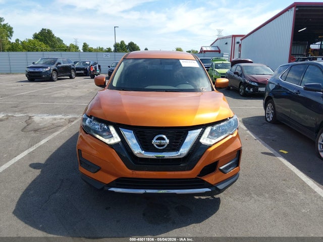 2017 Nissan Rogue S მანქანა იყიდება აუქციონზე, vin: JN8AT2MV0HW013583, აუქციონის ნომერი: 45011936