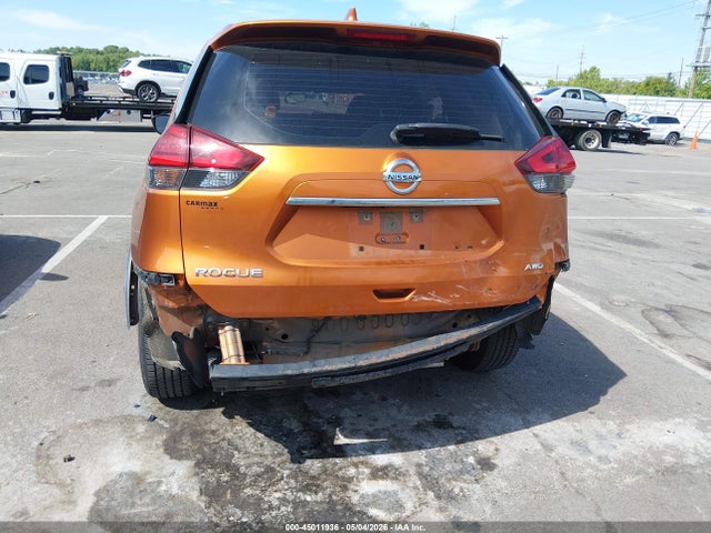 2017 Nissan Rogue S მანქანა იყიდება აუქციონზე, vin: JN8AT2MV0HW013583, აუქციონის ნომერი: 45011936