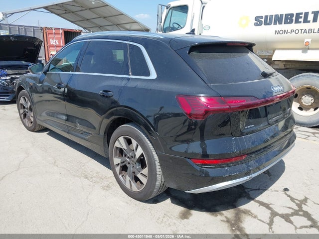 45011948 :رقم المزاد ، WA1LAAGE6NB027968 vin ، 2022 Audi E-tron Premium Plus Quattro مزاد بيع