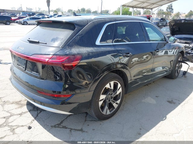 45011948 :رقم المزاد ، WA1LAAGE6NB027968 vin ، 2022 Audi E-tron Premium Plus Quattro مزاد بيع