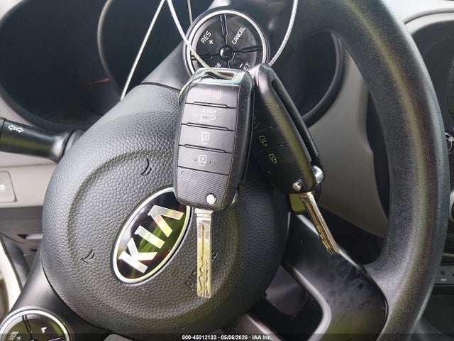 KNDJN2A27E7111015 KIA Soul !