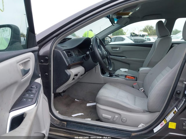 2015 Toyota Camry Le მანქანა იყიდება აუქციონზე, vin: 4T1BF1FK7FU992060, აუქციონის ნომერი: 45012480