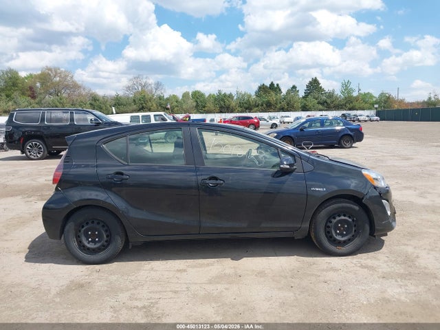 45013123 :رقم المزاد ، JTDKDTB32F1581526 vin ، 2015 Toyota Prius C Two مزاد بيع