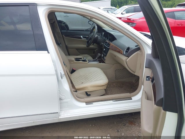 45013532 :رقم المزاد ، WDDGF8AB5DR270652 vin ، 2013 Mercedes-benz C 300 Luxury 4matic مزاد بيع