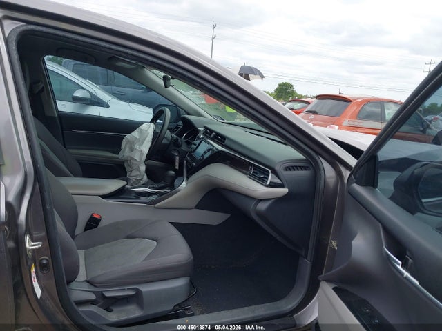 45013874 :رقم المزاد ، 4T1B11HKXKU679347 vin ، 2019 Toyota Camry Le مزاد بيع