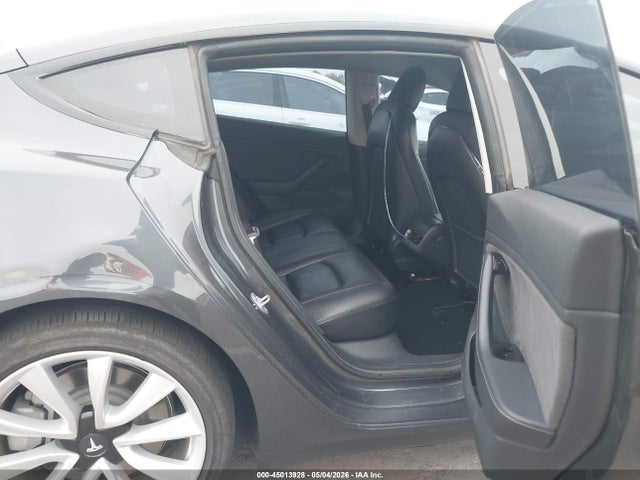 45013928 :رقم المزاد ، 5YJ3E1EB8JF086885 vin ، 2018 Tesla Model 3 Long Range/performance مزاد بيع