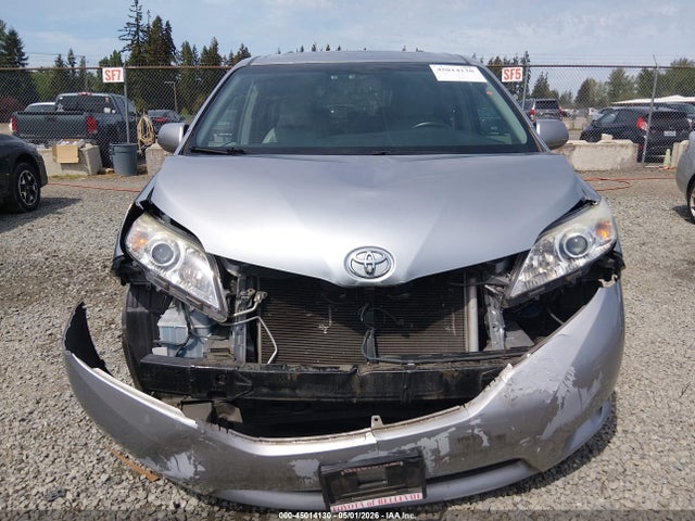 45014130 :رقم المزاد ، 5TDYK3DC8FS586567 vin ، 2015 Toyota Sienna Xle 8 Passenger مزاد بيع