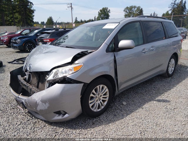 45014130 :رقم المزاد ، 5TDYK3DC8FS586567 vin ، 2015 Toyota Sienna Xle 8 Passenger مزاد بيع