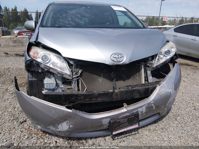 45014130 :رقم المزاد ، 5TDYK3DC8FS586567 vin ، 2015 Toyota Sienna Xle 8 Passenger مزاد بيع