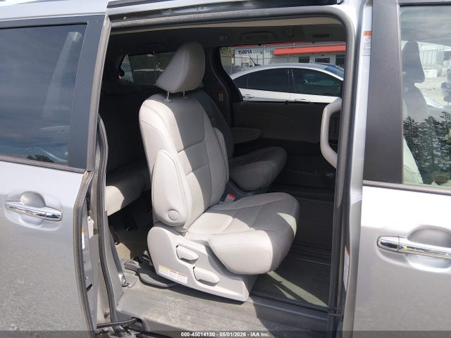 45014130 :رقم المزاد ، 5TDYK3DC8FS586567 vin ، 2015 Toyota Sienna Xle 8 Passenger مزاد بيع