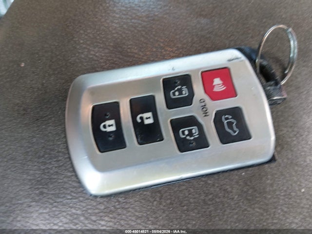 5TDYZ3DC9HS817720 Toyota Sienna Xle 8 Passenger