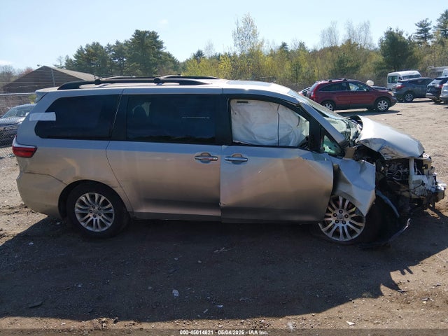 5TDYZ3DC9HS817720 Toyota Sienna Xle 8 Passenger