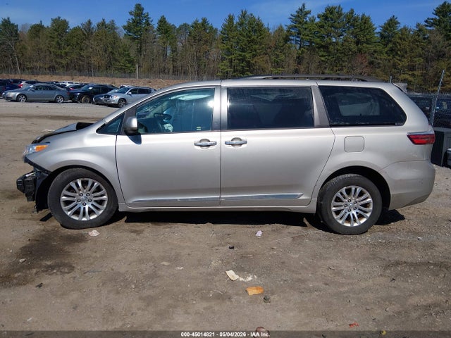 5TDYZ3DC9HS817720 Toyota Sienna Xle 8 Passenger