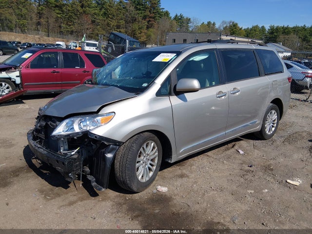 5TDYZ3DC9HS817720 Toyota Sienna Xle 8 Passenger