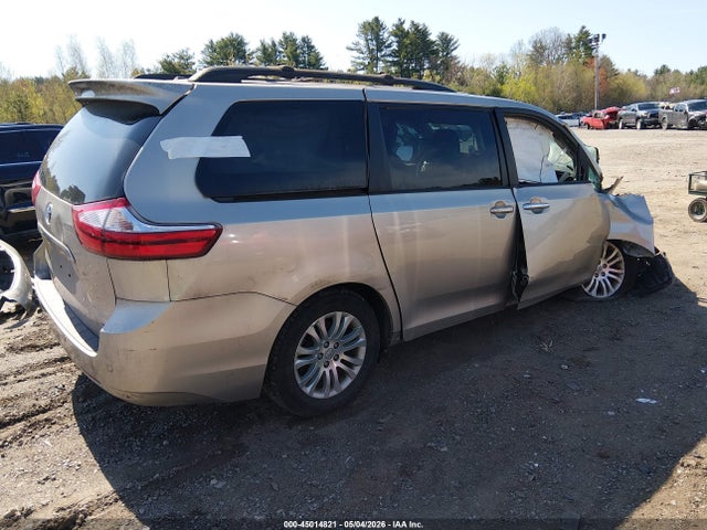 5TDYZ3DC9HS817720 Toyota Sienna Xle 8 Passenger