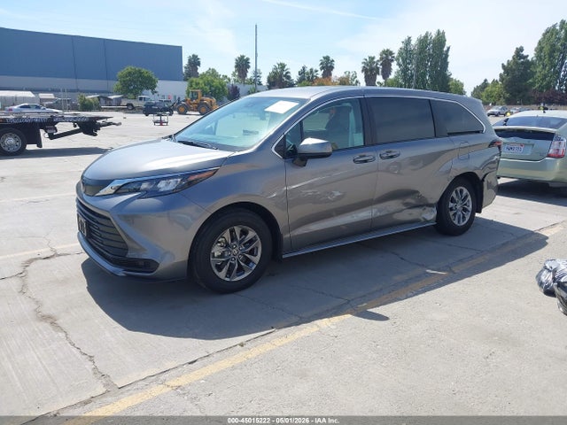 Toyota SIENNA LE 2026 5TDKRKECXTS301681 Image 2