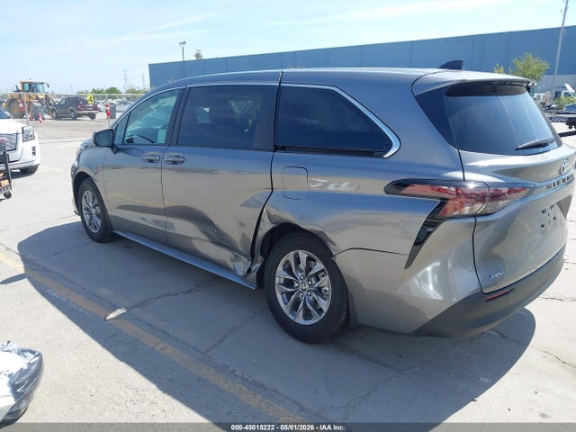 Toyota SIENNA LE 2026 5TDKRKECXTS301681 Image 3