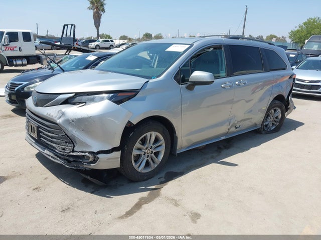 Toyota SIENNA XLE 2024 5TDJRKEC7RS224790 Image 2