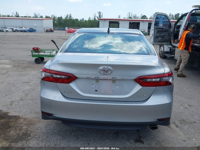 45018521 :رقم المزاد ، 4T1F11AK5MU460956 vin ، 2021 Toyota Camry Xle مزاد بيع