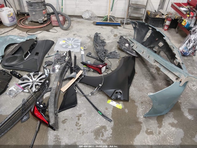 JTDL9MFU2N3032605 Toyota Prius Xle Awd-e