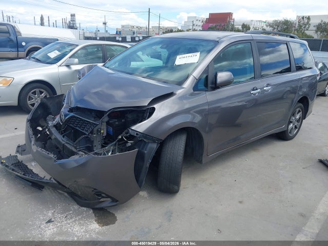 Toyota Sienna Se 8 Passenger 2018 5TDXZ3DC4JS907830 Image 2