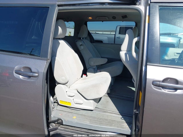 45019821 :رقم المزاد ، 5TDKK3DC6DS307538 vin ، 2013 Toyota Sienna Le V6 8 Passenger مزاد بيع
