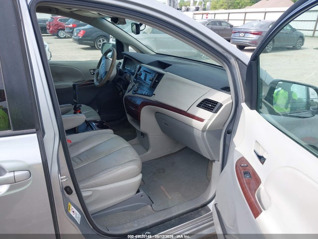 45020146 :رقم المزاد ، 5TDYK3DCXBS123680 vin ، 2011 Toyota Sienna Xle V6 مزاد بيع