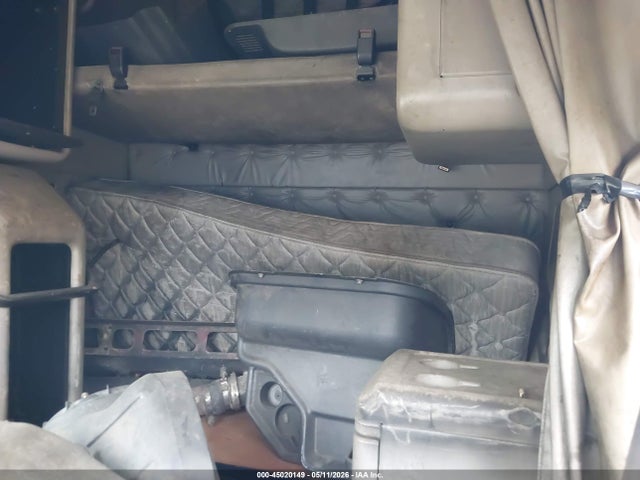 45020149 :رقم المزاد ، 4V4NC9JH21N306051 vin ، 2001 Volvo Vn Vnl مزاد بيع