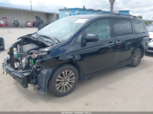 45023267 :رقم المزاد ، 5TDYZ3DC2JS960305 vin ، 2018 Toyota Sienna Xle 8 Passenger مزاد بيع