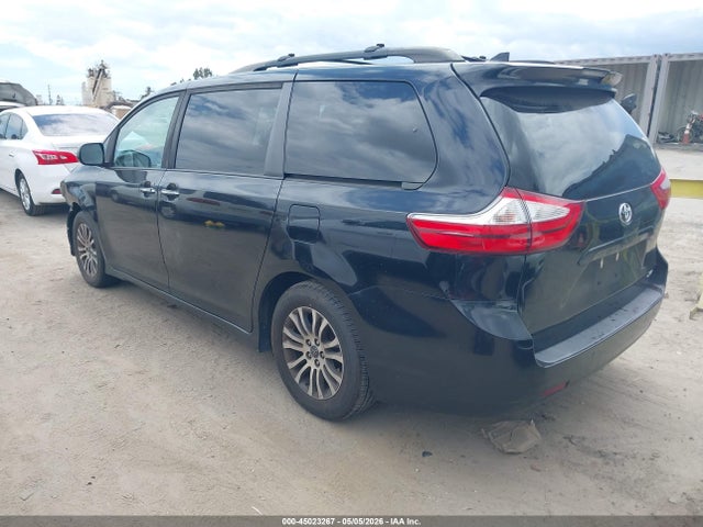 45023267 :رقم المزاد ، 5TDYZ3DC2JS960305 vin ، 2018 Toyota Sienna Xle 8 Passenger مزاد بيع