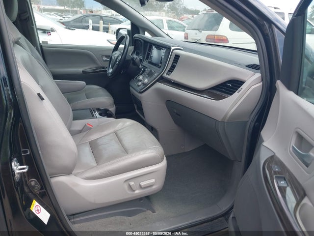 45023267 :رقم المزاد ، 5TDYZ3DC2JS960305 vin ، 2018 Toyota Sienna Xle 8 Passenger مزاد بيع