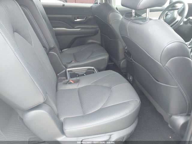 Toyota Grand Highlander Limited 2025 5TDAAAB55SS073364 Image 8