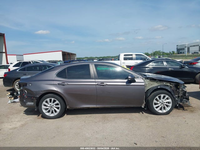 2022 Toyota Camry Le მანქანა იყიდება აუქციონზე, vin: 4T1C11AK8NU675820, აუქციონის ნომერი: 45023832