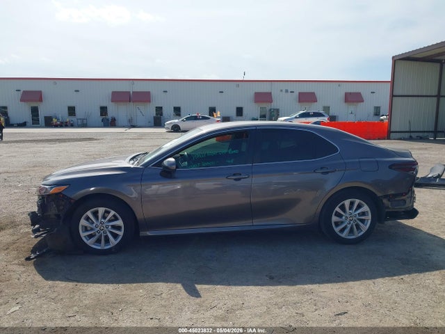 2022 Toyota Camry Le მანქანა იყიდება აუქციონზე, vin: 4T1C11AK8NU675820, აუქციონის ნომერი: 45023832
