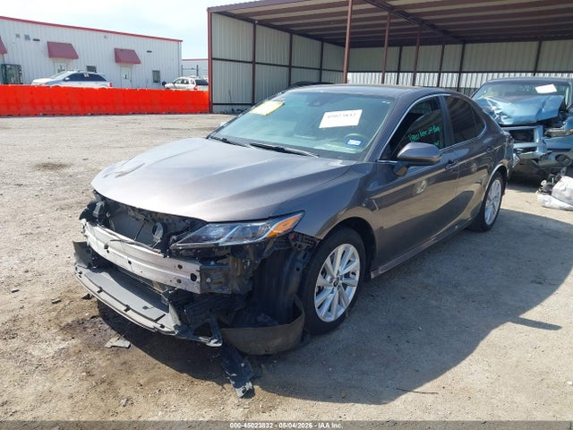 2022 Toyota Camry Le მანქანა იყიდება აუქციონზე, vin: 4T1C11AK8NU675820, აუქციონის ნომერი: 45023832