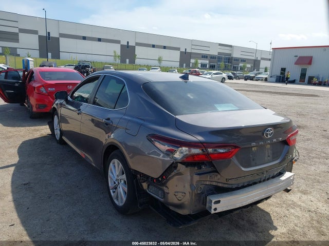 2022 Toyota Camry Le მანქანა იყიდება აუქციონზე, vin: 4T1C11AK8NU675820, აუქციონის ნომერი: 45023832