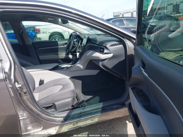 2022 Toyota Camry Le მანქანა იყიდება აუქციონზე, vin: 4T1C11AK8NU675820, აუქციონის ნომერი: 45023832