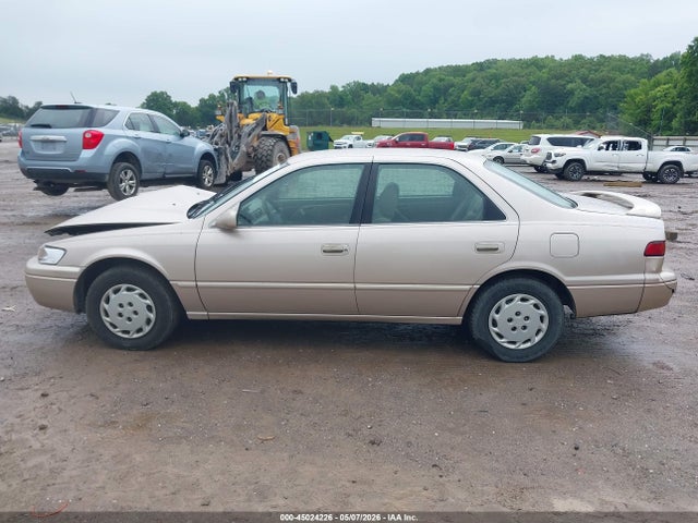 45024226 :رقم المزاد ، 4T1BG22K9VU789582 vin ، 1997 Toyota Camry Le مزاد بيع