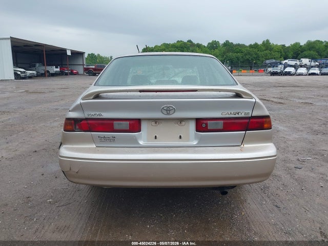 45024226 :رقم المزاد ، 4T1BG22K9VU789582 vin ، 1997 Toyota Camry Le مزاد بيع