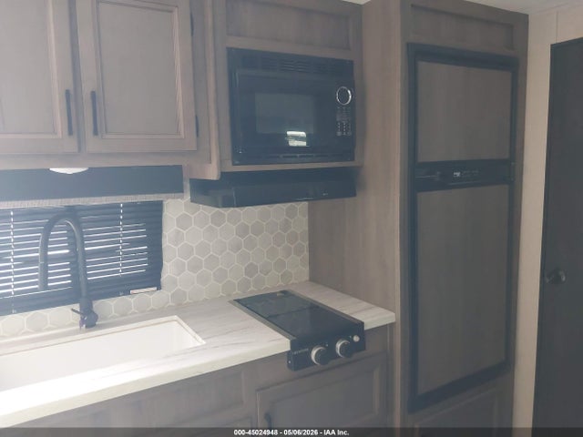 45024948 :رقم المزاد ، 58TB40AK5N14K3666 vin ، 2022 Highland Ridge Olympia مزاد بيع