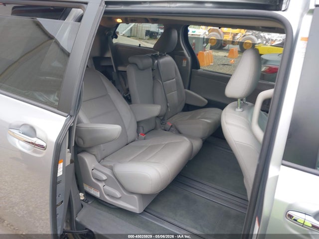5TDYK3DC5FS679966 Toyota Sienna Xle Premium 8 Passenger