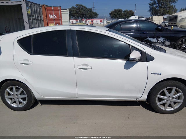 JTDKDTB39E1075318 Toyota Prius C Four
