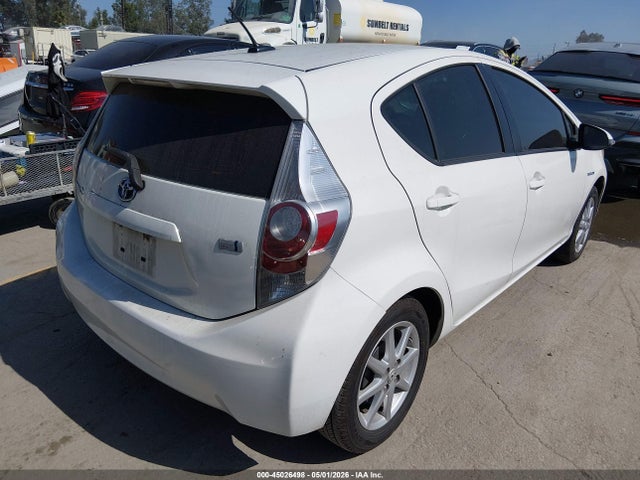 JTDKDTB39E1075318 Toyota Prius C Four