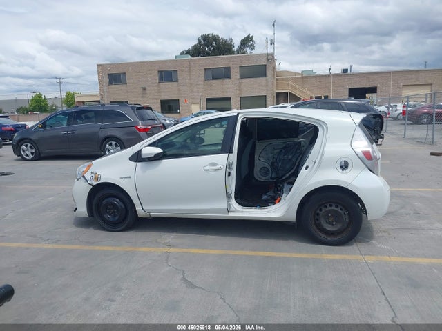 Toyota Prius C One 2014 JTDKDTB33E1563762 Image 14