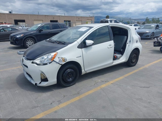 Toyota Prius C One 2014 JTDKDTB33E1563762 Image 2